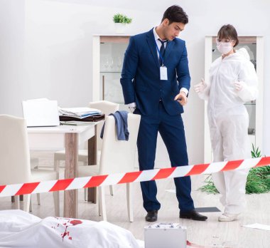 Adli tıp dedektifi suç mahallinde.