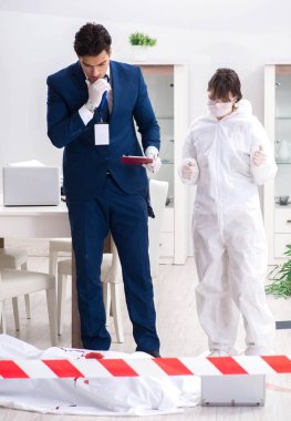 Adli tıp dedektifi suç mahallinde.