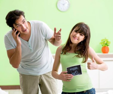 Genç aile hamileliği öğreniyor.