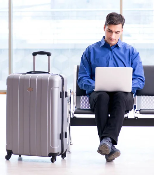 Mann wartet in Flughafen-Lounge auf Boarding — Stockfoto