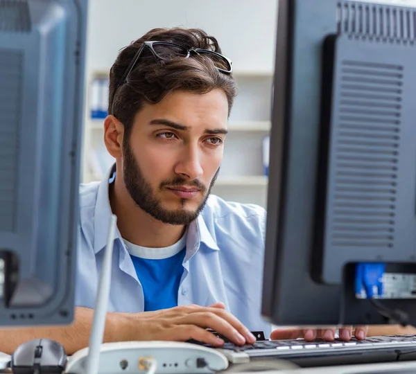 IT technician looking at IT equipment — Stock Photo, Image