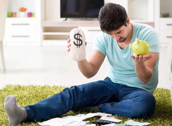 Genç adam kişisel finans ve faturalarla boğuşuyor. — Stok fotoğraf