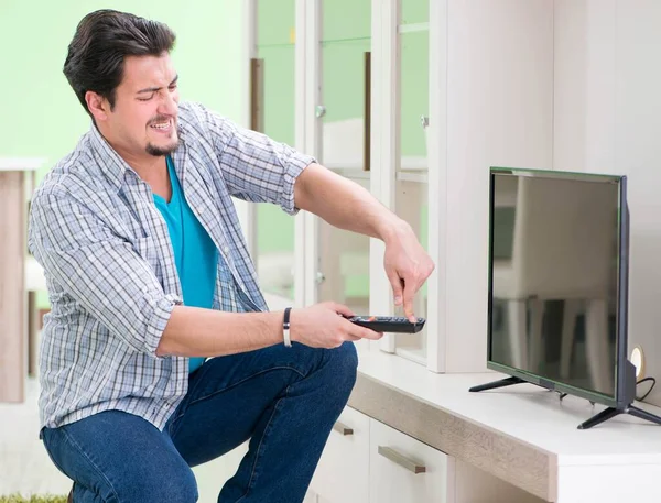 Joven marido reparando tv en casa —  Fotos de Stock