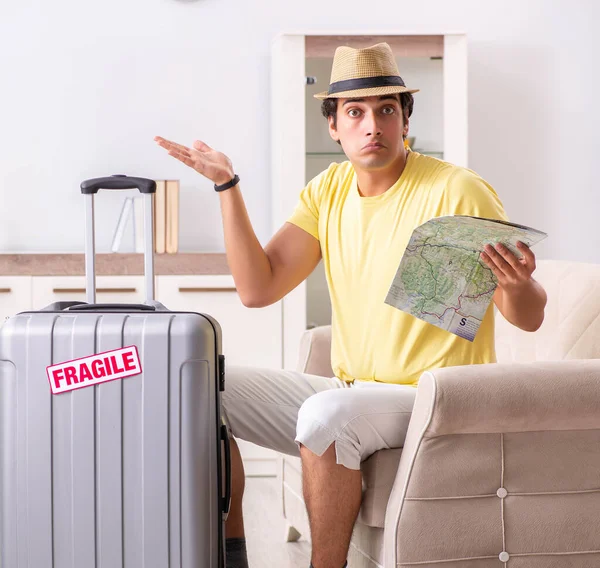 男は壊れやすいスーツケースと休暇に行く — ストック写真