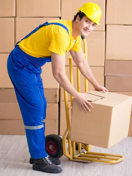 Homem empreiteiro que trabalha com caixas de entrega — Fotografia de Stock