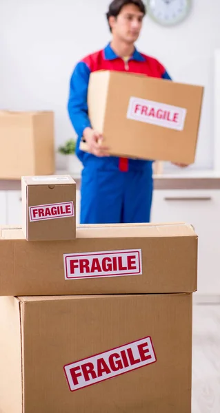 Contratista de transporte con cajas frágiles — Foto de Stock