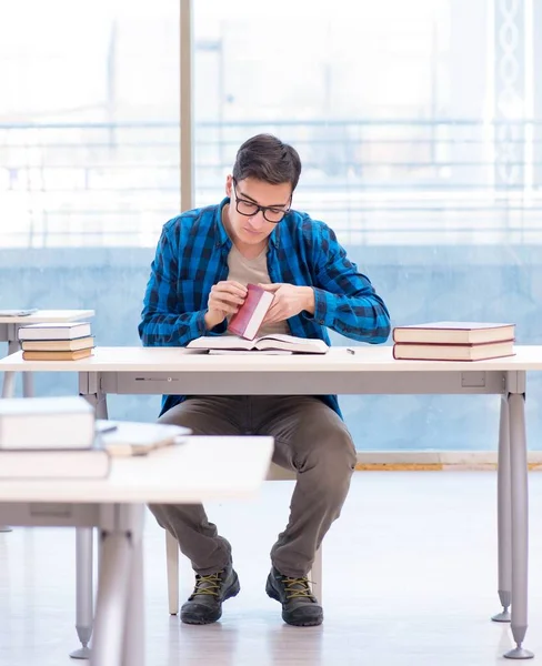 Étudiant étudiant dans la bibliothèque vide avec livre préparant ex — Photo