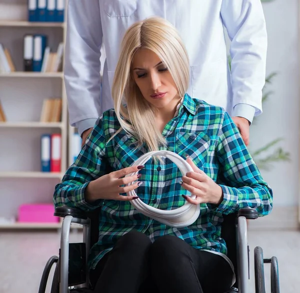 Donna disabile in sedia a rotelle in visita medico uomo — Foto Stock