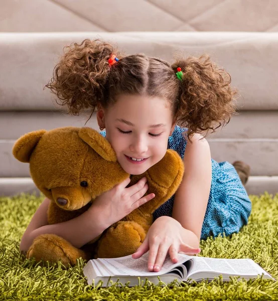 Klein mooi meisje die thuis boeken leest — Stockfoto