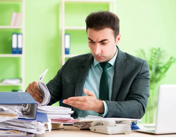 Empresário irritado com excesso de trabalho sentado no escritório — Fotografia de Stock