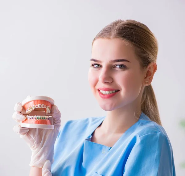 Enfermera doctora joven con prótesis dentales — Foto de Stock