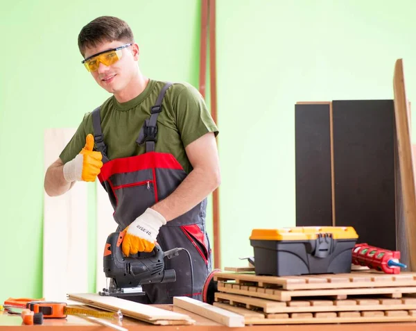 Giovane falegname che lavora in officina — Foto Stock