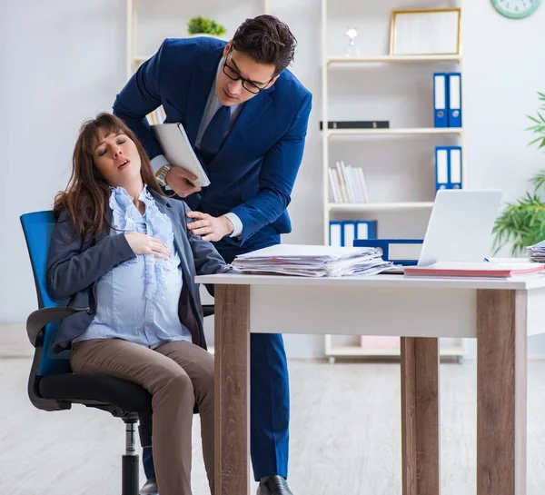 Gravid kvinna kämpar på kontoret och få kollega han — Stockfoto