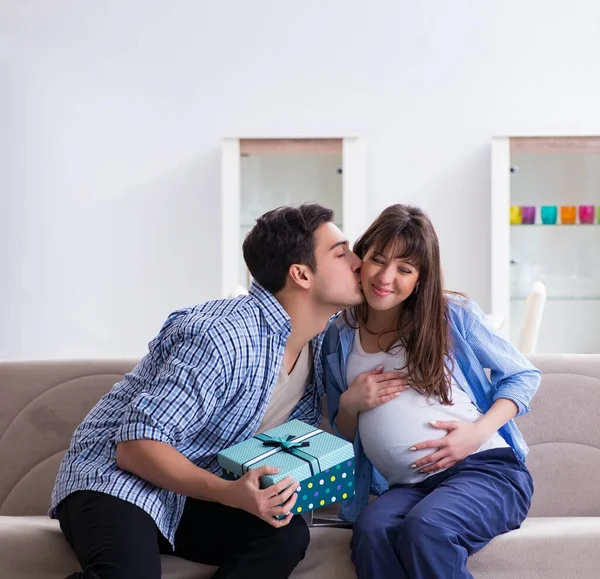 Счастливая семья празднует беременность дома — стоковое фото