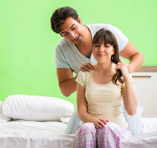 Man doet massage naar zijn vrouw in slaapkamer — Stockfoto