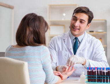 Analiz için alınan kan testi örnekleme işlemi sırasında hasta