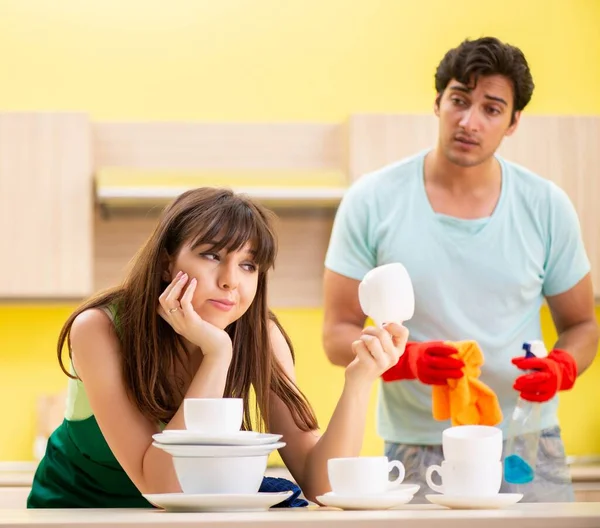Молода пара працює на кухні — стокове фото