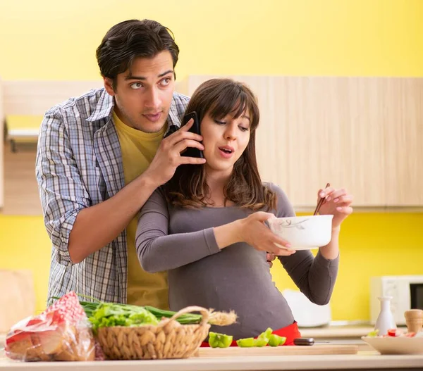 Άνδρας και έγκυος γυναίκα προετοιμασία σαλάτα στην κουζίνα — Φωτογραφία Αρχείου