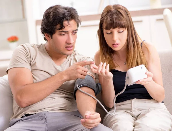 夫の血圧をチェックする妻 — ストック写真