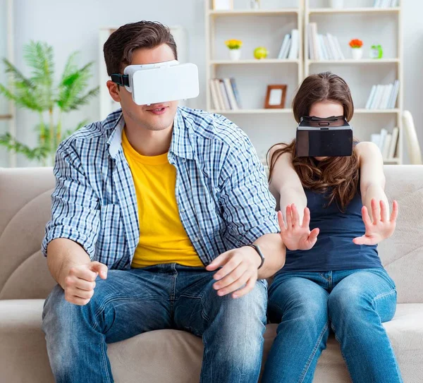 Jovem família jogando jogos com óculos de realidade virtual — Fotografia de Stock