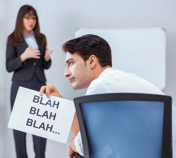 Employé ennuyé à la présentation de l'entreprise — Photo