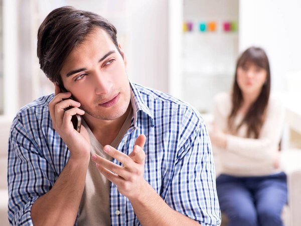 Пара изменяет друг другу дома