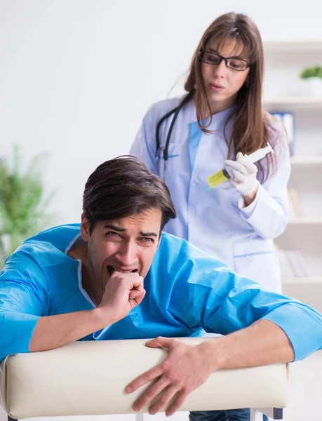 Rolig man gör sig redo för skinkor spruta skjuten — Stockfoto