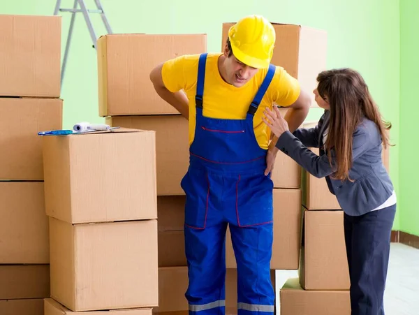Női főnök és férfi vállalkozó dolgozik dobozok szállítás — Stock Fotó
