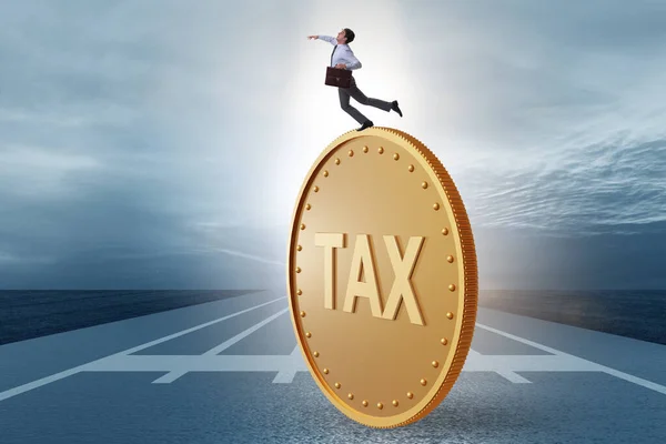 Empresário no conceito de pagamento de impostos — Fotografia de Stock