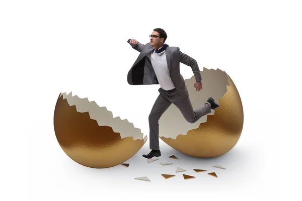 金の卵を割るビジネスマンは — ストック写真