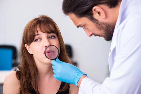 Mladá žena návštěva mužského lékaře dermatolog — Stock fotografie