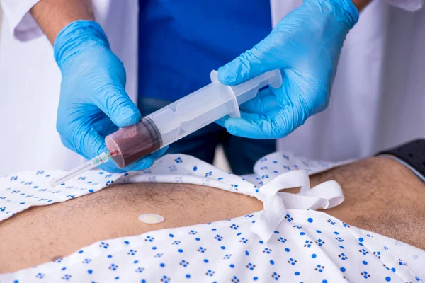 Velho visitando jovem médico estagiário — Fotografia de Stock