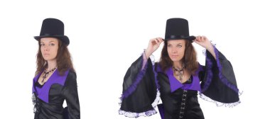 Menekşe ve siyah elbise giyen kız beyazda izole edilmiş.