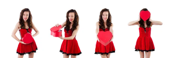 Junges Mädchen in rotem Kleid mit Herzschatulle auf weißem Hintergrund — Stockfoto