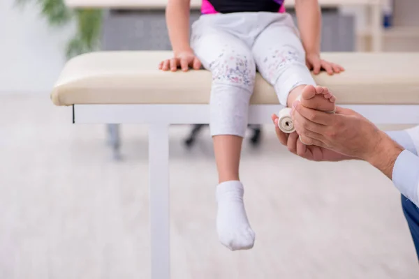 Piccola ragazza in visita giovane medico maschio — Foto Stock