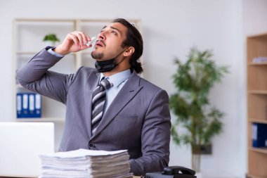 Kendini karantina altında tutan genç bir erkek işçi.