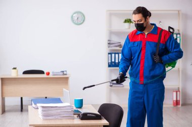 Genç erkek müteahhit dezenfekte ofisi