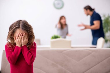 Genç bir çift ve aile içi çatışma konsepti.