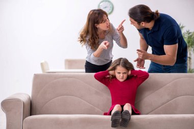 Genç bir çift ve aile içi çatışma konsepti.