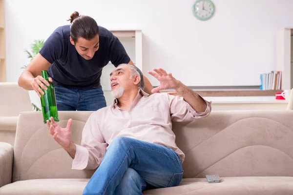 Homem com problema de bebida e a família — Fotografia de Stock