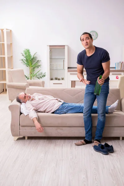 Homem com problema de bebida e a família — Fotografia de Stock