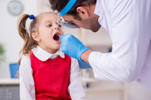 Mała dziewczynka odwiedza młodego lekarza otolaryngologa — Zdjęcie stockowe