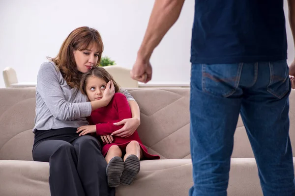 Junges Paar und ihre Tochter im Familienkonflikt — Stockfoto