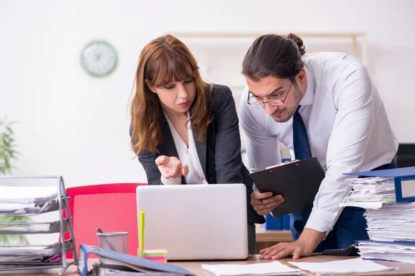 Due dipendenti che lavorano in ufficio — Foto Stock