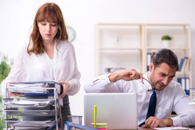 Ofiste çalışan iki çalışan.