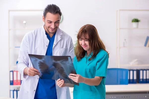 Due colleghi medici che lavorano in ospedale — Foto Stock