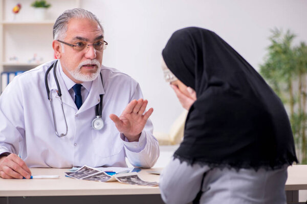 Арабка, посещающая опытного врача