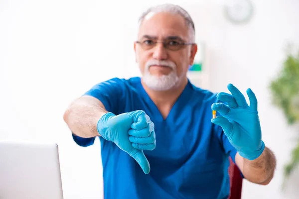 Starý lékař lékárník pracující na klinice — Stock fotografie