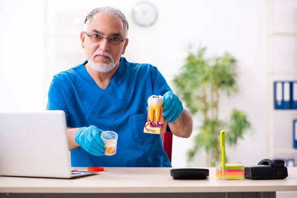 Starý lékař lékárník pracující na klinice — Stock fotografie