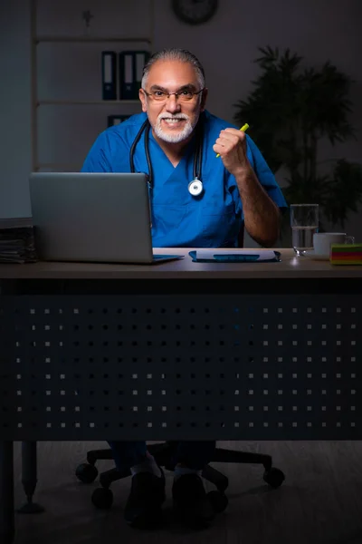 Åldrad manlig läkare på sjukhuset på natten — Stockfoto